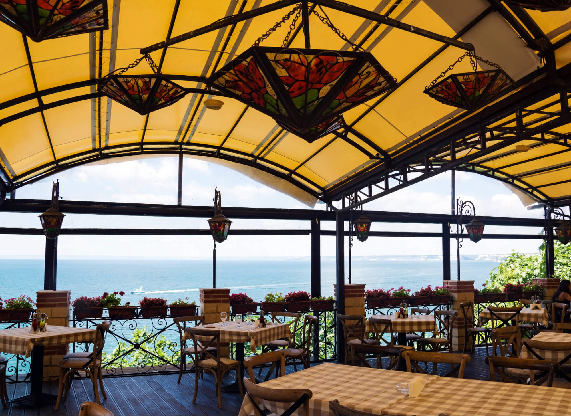 Markisenstoff: UV-beständiger Schutz für Gewerbeterrassen